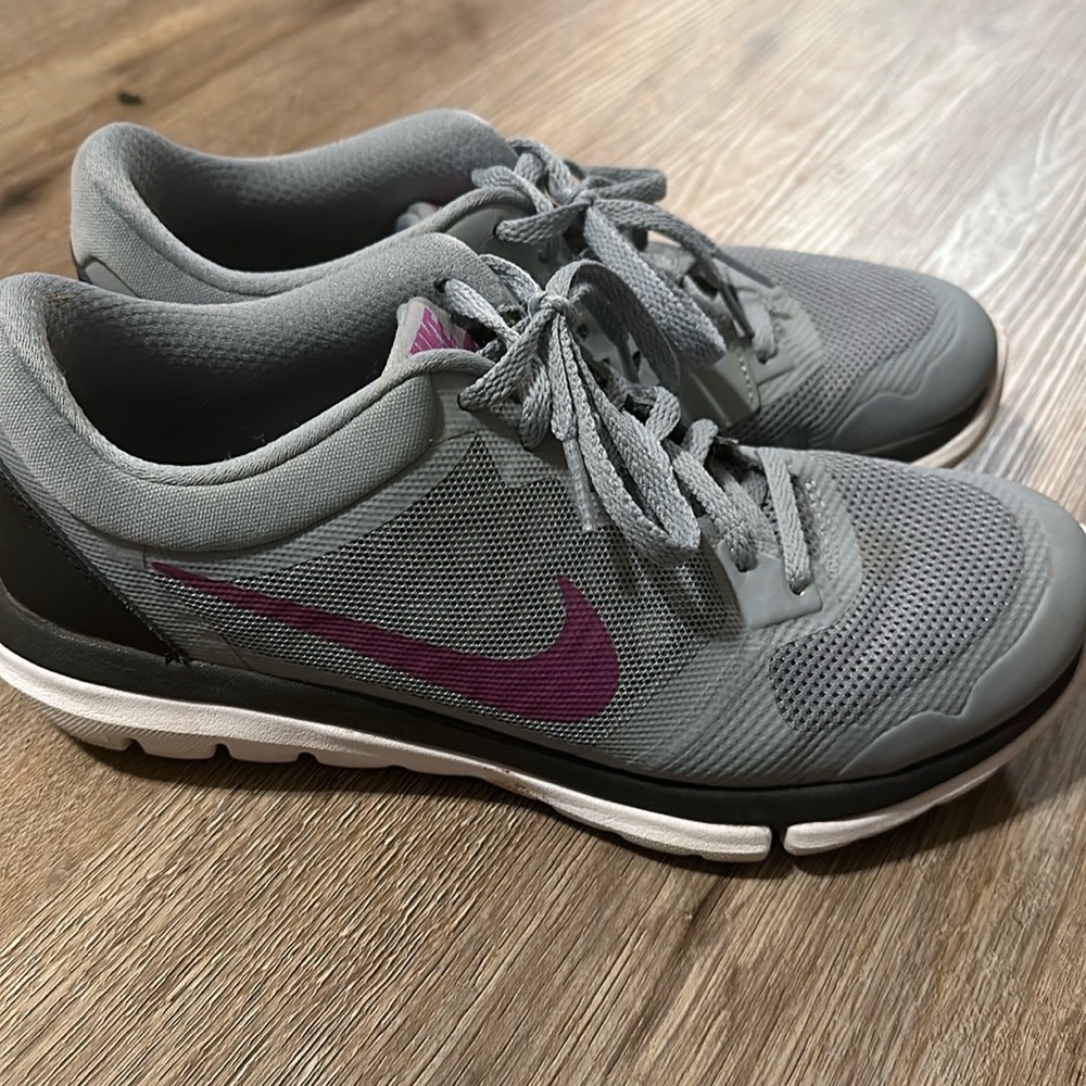 Womens Size 7.5 Nike Flex 2015 Run Sneakers
